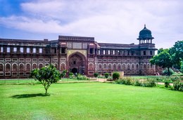 Agra;-Agra-Fort;-Architecture;-Dome;-Facade;-Garden;-India;-Jahangiri-Mahal;-Kaleidos;-Kaleidos-images;-La-parole-à-limage;-Lal-Qila;-Lawn;-Mughal;-Palace;-Red-sandstone;-Stories-Pictures;-Tarek-Charara;-UNESCO;-Uttar-Pradesh;-World-Heritage